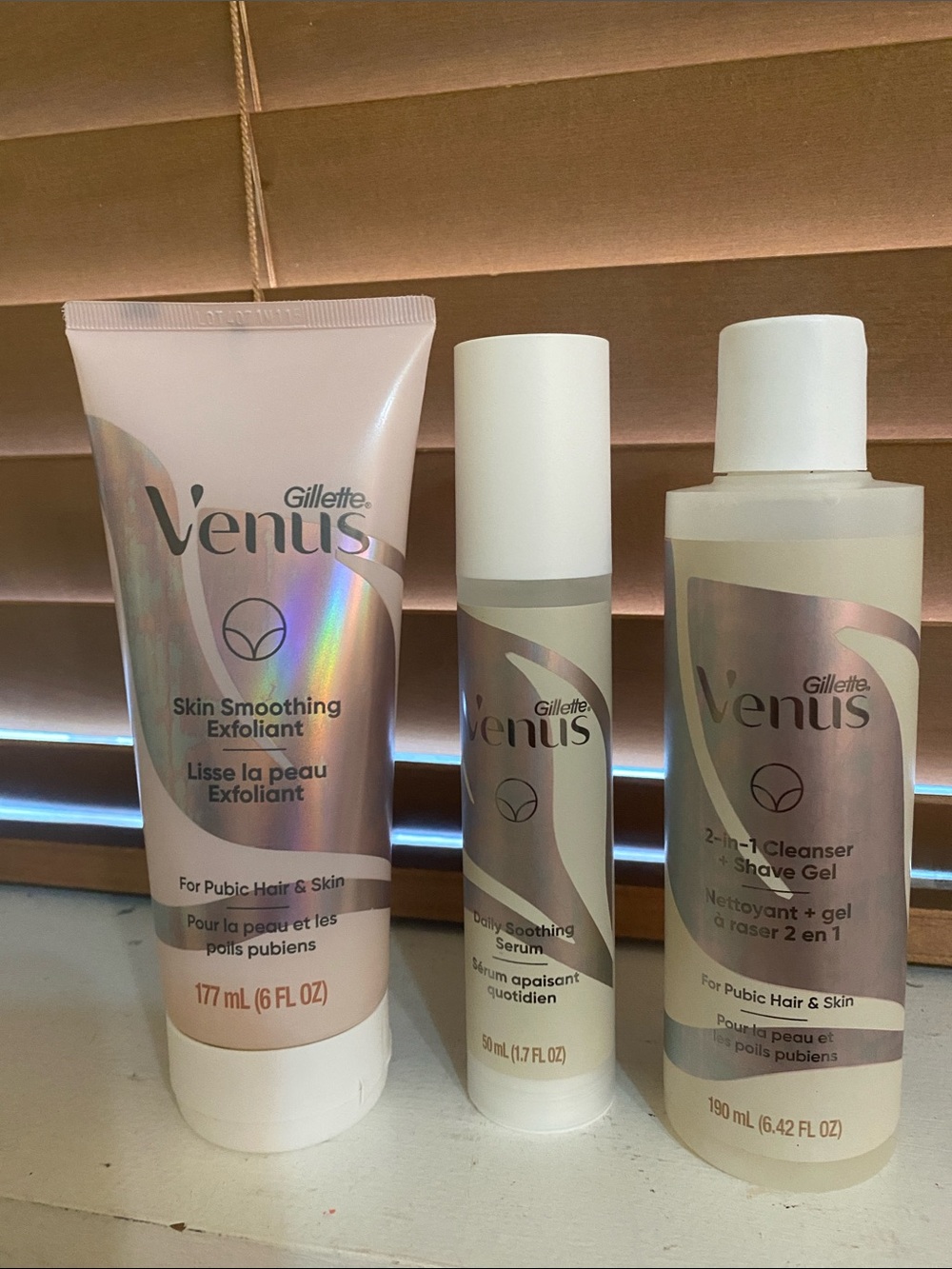 Gillette Venus Skin Smoothing Exfoliant Cleanser - Soft Pink